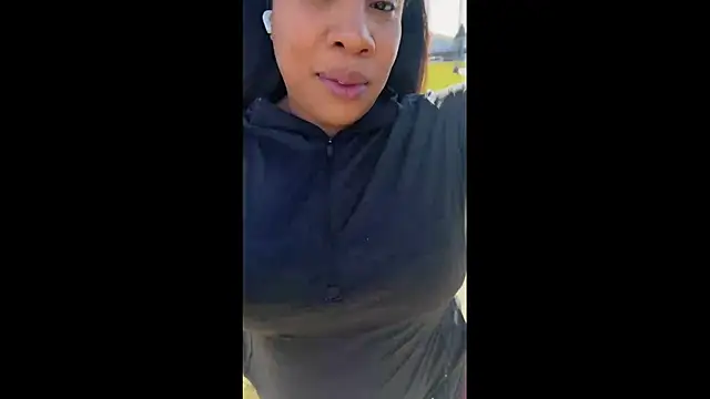 Snapshot of NeliaHexxen chatting on 11.12.25 NeliaHexxen online show from 11.12.25