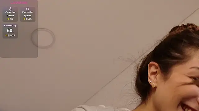 Snapshot of softly_bold chatting on 10.29.25 softly bold online show from 10.29.25