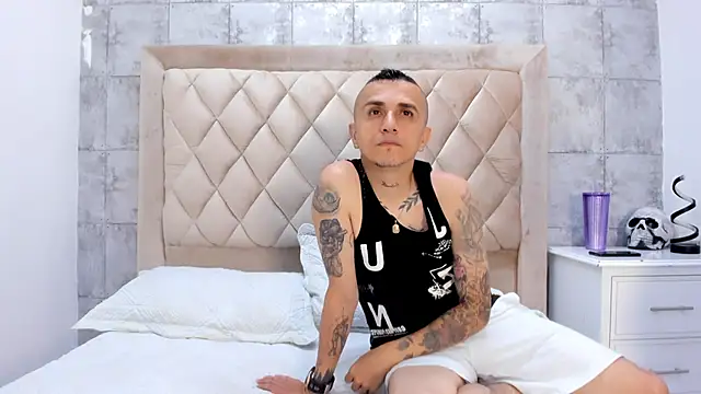 Snapshot of CharlotteAndSimon chatting on 10.01.25 CharlotteAndSimon online show from 10.01.25