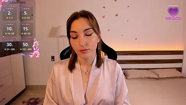 Snapshot of AmyVilvet_ chatting on 10.21.25 AmyVilvet online show from 10.21.25