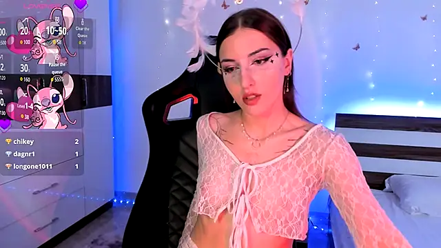 Snapshot of AmyVilvet_ chatting on 10.31.25 AmyVilvet online show from 10.31.25