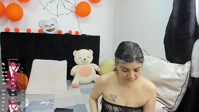 Snapshot of Yin_yang_hot chatting on 10.25.25 Yin yang hot online show from 10.25.25