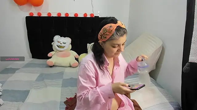 Snapshot of Yin_yang_hot chatting on 10.29.25 Yin yang hot online show from 10.29.25