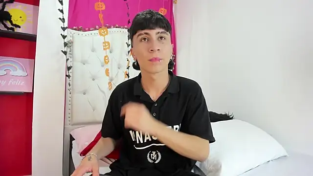 Snapshot of XaanderGrey chatting on 10.05.25 XaanderGrey online show from 10.05.25