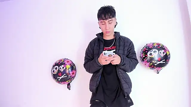 Snapshot of XaanderGrey chatting on 10.08.25 XaanderGrey online show from 10.08.25