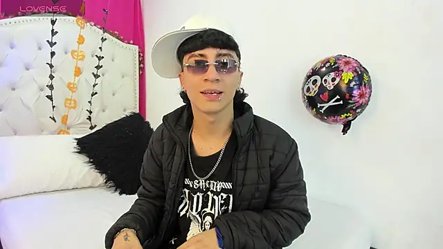 Snapshot of XaanderGrey chatting on 10.14.25 XaanderGrey online show from 10.14.25