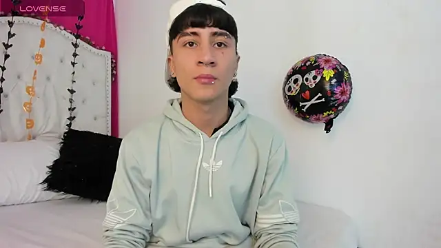 Snapshot of XaanderGrey chatting on 10.15.25 XaanderGrey online show from 10.15.25