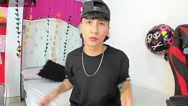 Snapshot of XaanderGrey chatting on 10.17.25 XaanderGrey online show from 10.17.25