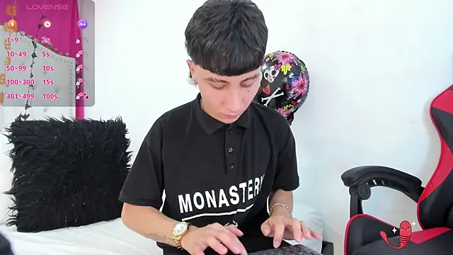 Snapshot of XaanderGrey chatting on 10.25.25 XaanderGrey online show from 10.25.25