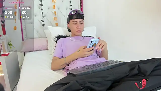 Snapshot of XaanderGrey chatting on 10.27.25 XaanderGrey online show from 10.27.25