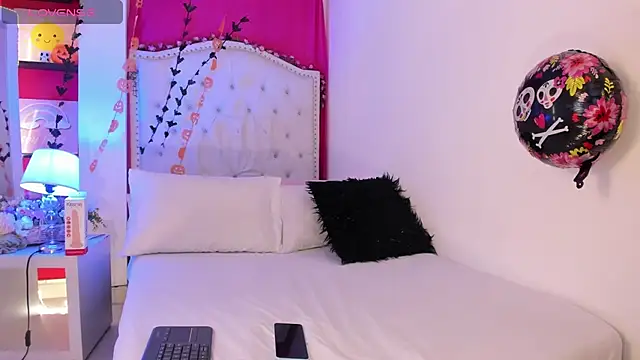 Snapshot of XaanderGrey chatting on 10.28.25 XaanderGrey online show from 10.28.25