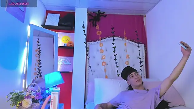 Snapshot of XaanderGrey chatting on 10.30.25 XaanderGrey online show from 10.30.25