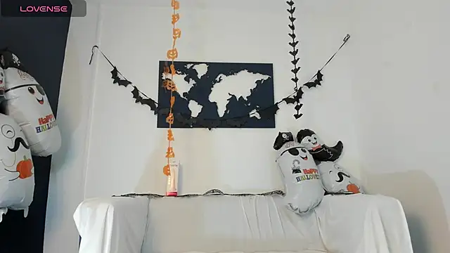 Snapshot of XaanderGrey chatting on 10.31.25 XaanderGrey online show from 10.31.25