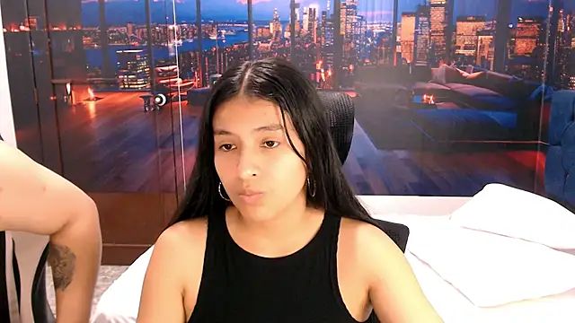 Snapshot of Charly_and_laura chatting on 10.10.25 Charly and laura online show from 10.10.25