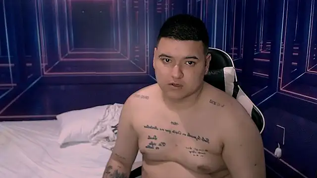 Snapshot of Charly_and_laura chatting on 10.15.25 Charly and laura online show from 10.15.25