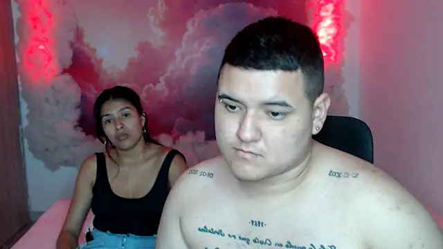 Snapshot of Charly_and_laura chatting on 10.18.25 Charly and laura online show from 10.18.25