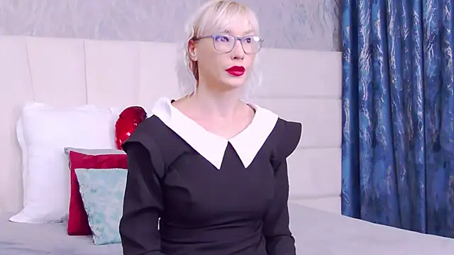 Snapshot of LoreneMoonlight chatting on 10.10.25 LoreneMoonlight online show from 10.10.25