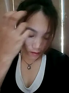 min-xinh online show from 10.18.25