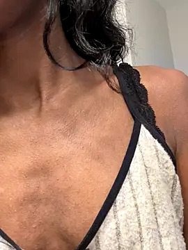 Snapshot of yunniq chatting on 10.21.25 yunniq online show from 10.21.25