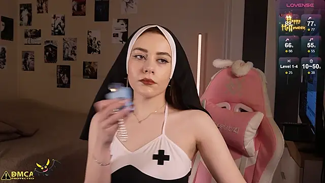 Snapshot of leziowl chatting on 10.31.25 leziowl online show from 10.31.25