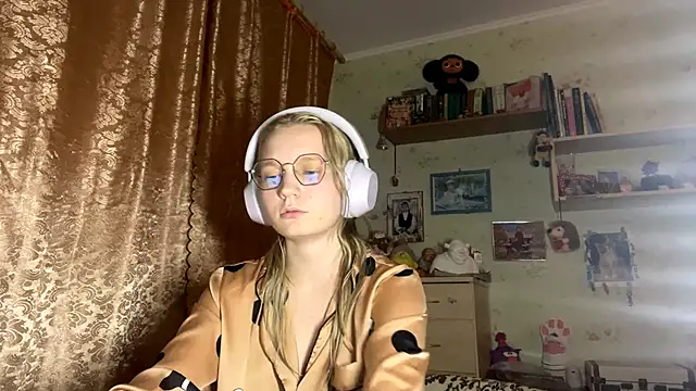 Snapshot of xX_Looola_Xx chatting on 10.02.25 xX Looola Xx online show from 10.02.25