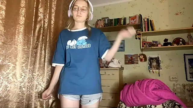 Snapshot of xX_Looola_Xx chatting on 10.04.25 xX Looola Xx online show from 10.04.25