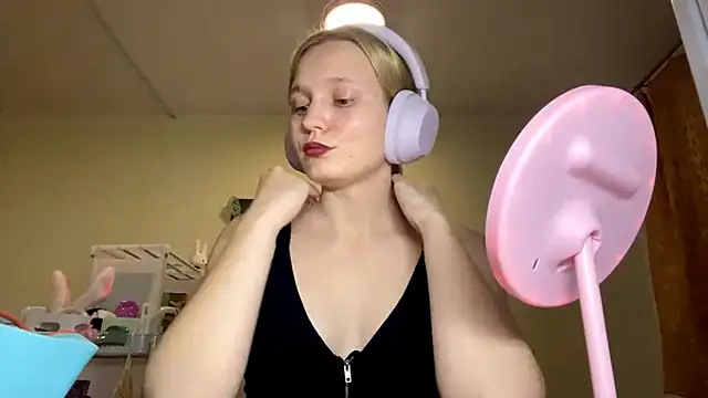 Snapshot of xX_Looola_Xx chatting on 10.18.25 xX Looola Xx online show from 10.18.25