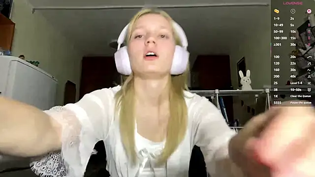 Snapshot of xX_Looola_Xx chatting on 10.27.25 xX Looola Xx online show from 10.27.25