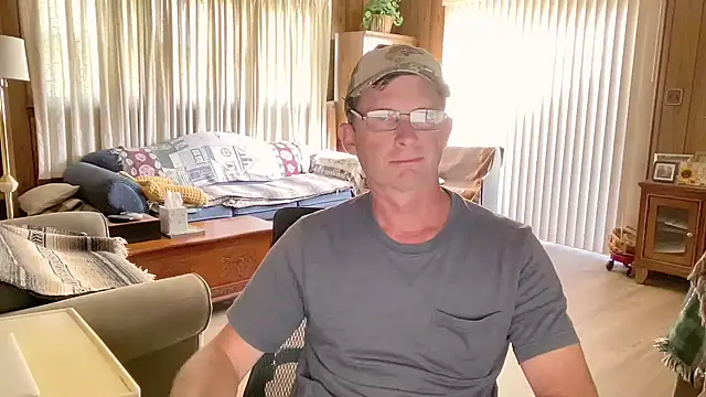 Snapshot of guyhereoncam chatting on 10.17.25 guyhereoncam online show from 10.17.25