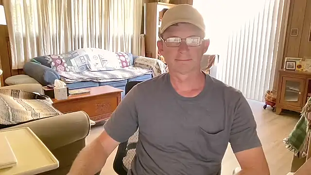 Snapshot of guyhereoncam chatting on 10.18.25 guyhereoncam online show from 10.18.25