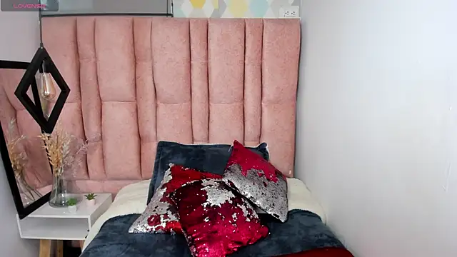 Issa Milf   online show from 05.12.26