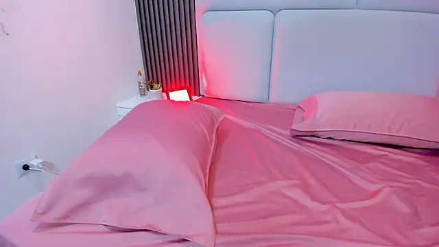 Snapshot of liz__cute chatting on 10.18.25 liz cute online show from 10.18.25