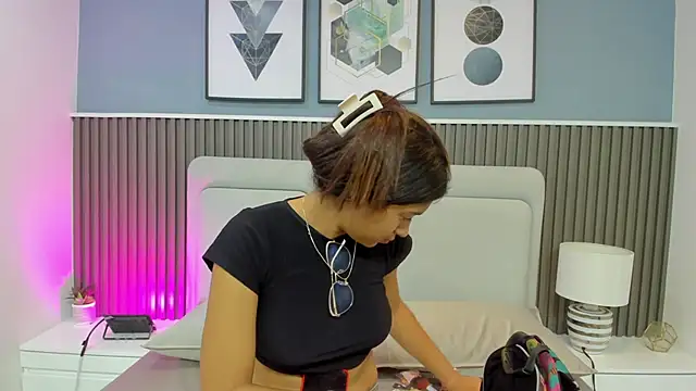 Snapshot of liz__cute chatting on 11.01.25 liz cute online show from 11.01.25