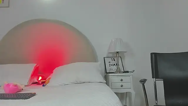 Snapshot of charlotte__queen chatting on 10.14.25 charlotte queen online show from 10.14.25