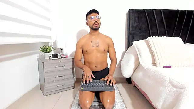 Snapshot of Taylormaccurdy_ chatting on 10.18.25 Taylormaccurdy online show from 10.18.25