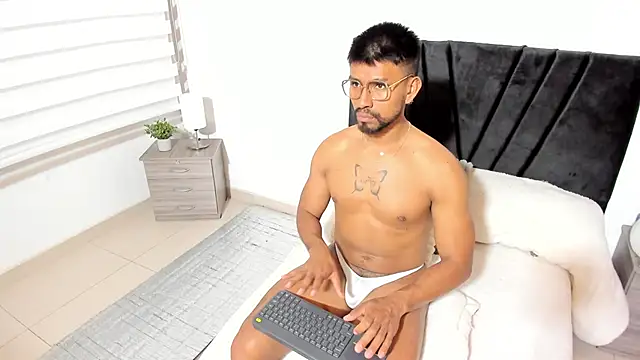 Snapshot of Taylormaccurdy_ chatting on 10.22.25 Taylormaccurdy online show from 10.22.25