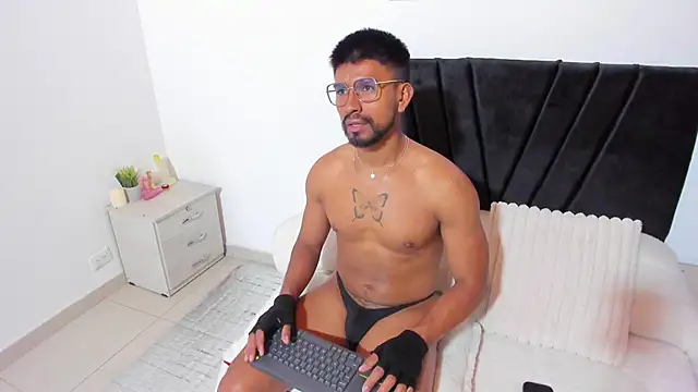 Snapshot of Taylormaccurdy_ chatting on 10.25.25 Taylormaccurdy online show from 10.25.25