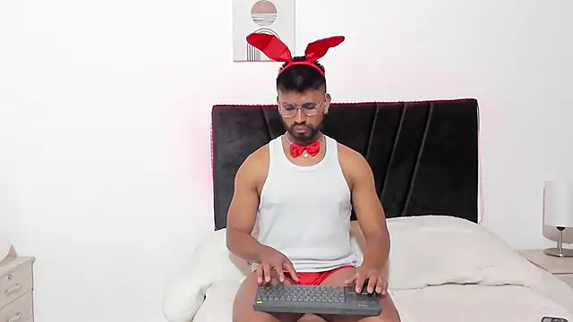 Snapshot of Taylormaccurdy_ chatting on 10.31.25 Taylormaccurdy online show from 10.31.25