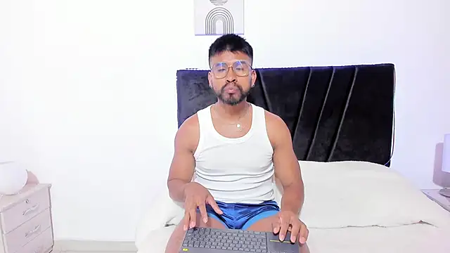 Snapshot of Taylormaccurdy_ chatting on 11.04.25 Taylormaccurdy online show from 11.04.25