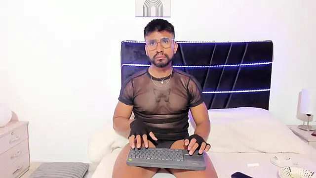 Snapshot of Taylormaccurdy_ chatting on 11.05.25 Taylormaccurdy online show from 11.05.25