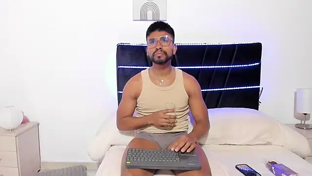 Snapshot of Taylormaccurdy_ chatting on 11.07.25 Taylormaccurdy online show from 11.07.25