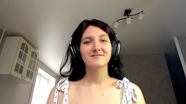 LyndaLewi online show from 10.02.25