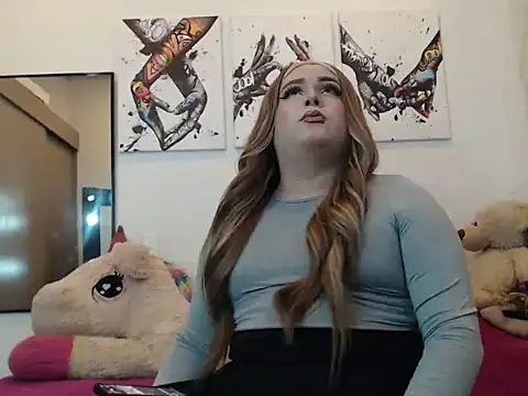 Snapshot of Redvelvett22 chatting on 10.08.25 Redvelvett22 online show from 10.08.25