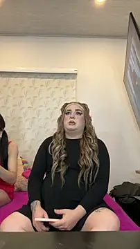 Snapshot of Redvelvett22 chatting on 10.30.25 Redvelvett22 online show from 10.30.25