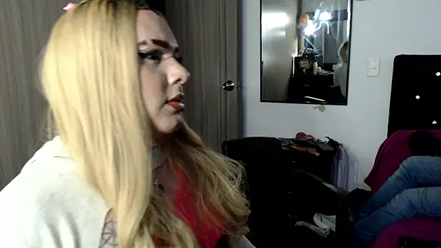 Snapshot of Redvelvett22 chatting on 11.11.25 Redvelvett22 online show from 11.11.25