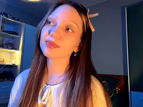 Snapshot of EmiIyKitty chatting on 10.13.25 EmiIyKitty online show from 10.13.25