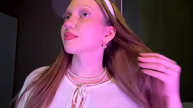 Snapshot of EmiIyKitty chatting on 10.29.25 EmiIyKitty online show from 10.29.25