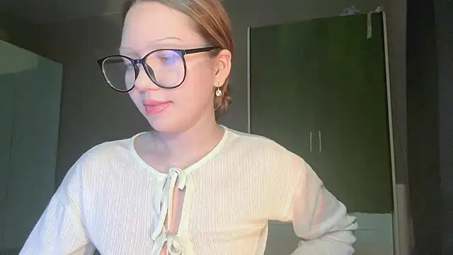 Snapshot of EmiIyKitty chatting on 11.02.25 EmiIyKitty online show from 11.02.25