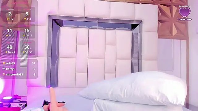 Snapshot of violet_milleer chatting on 10.20.25 violet milleer online show from 10.20.25