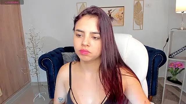 Snapshot of zharaa_fox chatting on 10.25.25 zharaa fox online show from 10.25.25